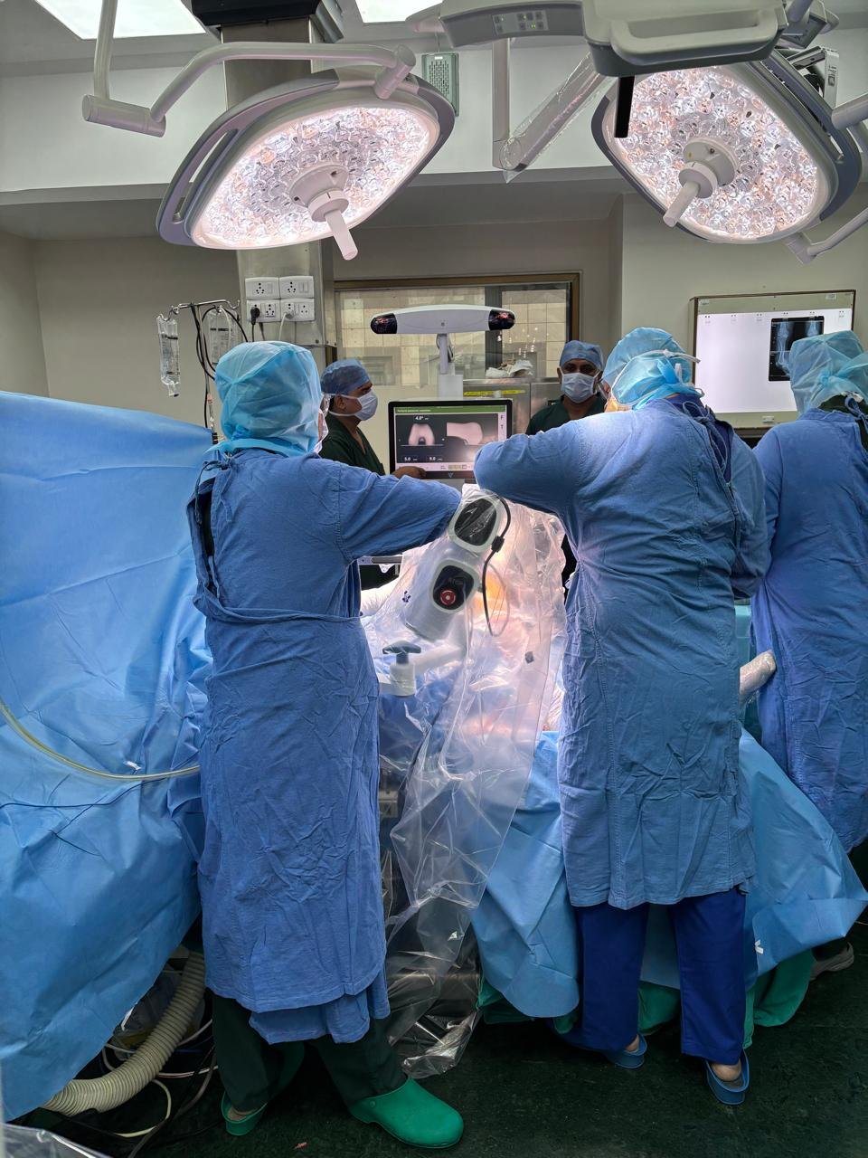 Dr. Dhananjay Gupta and team performing VELYS-assisted knee replacement in Delhi NCR
