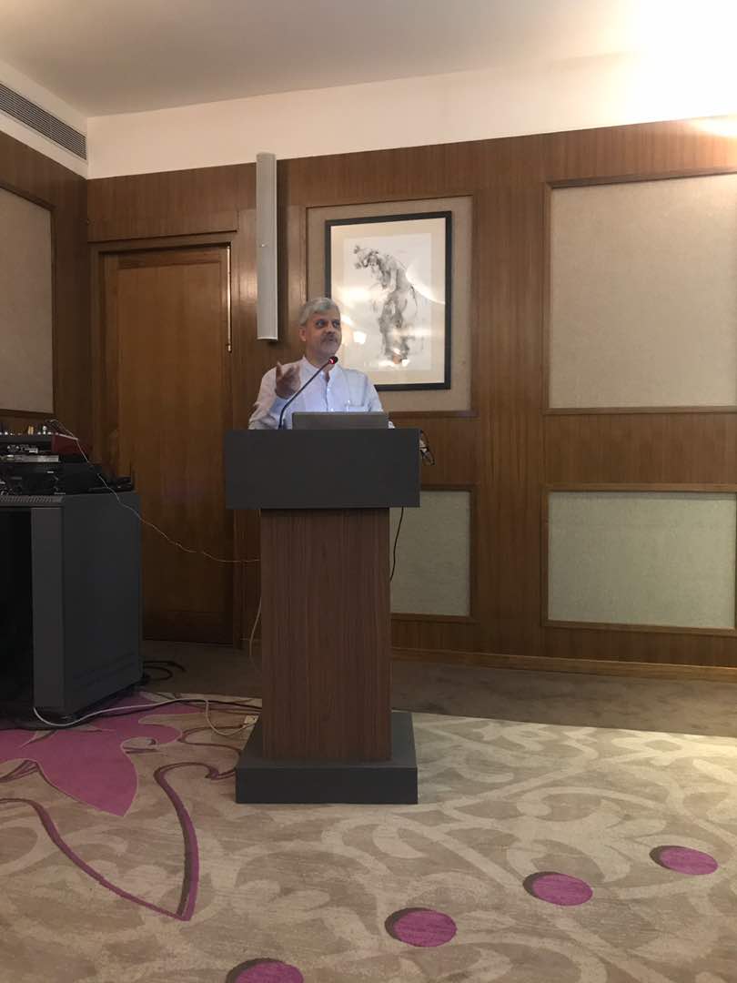 Dr-Dhananjay-Gupta-giving-presentation-on-tkr